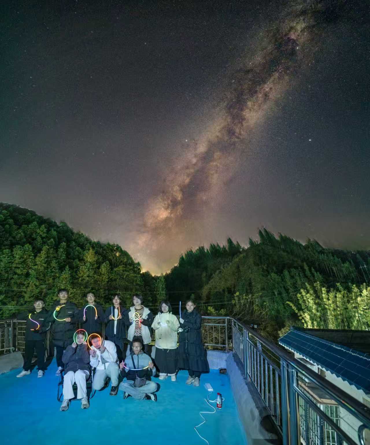 银河下的成员合影与光绘